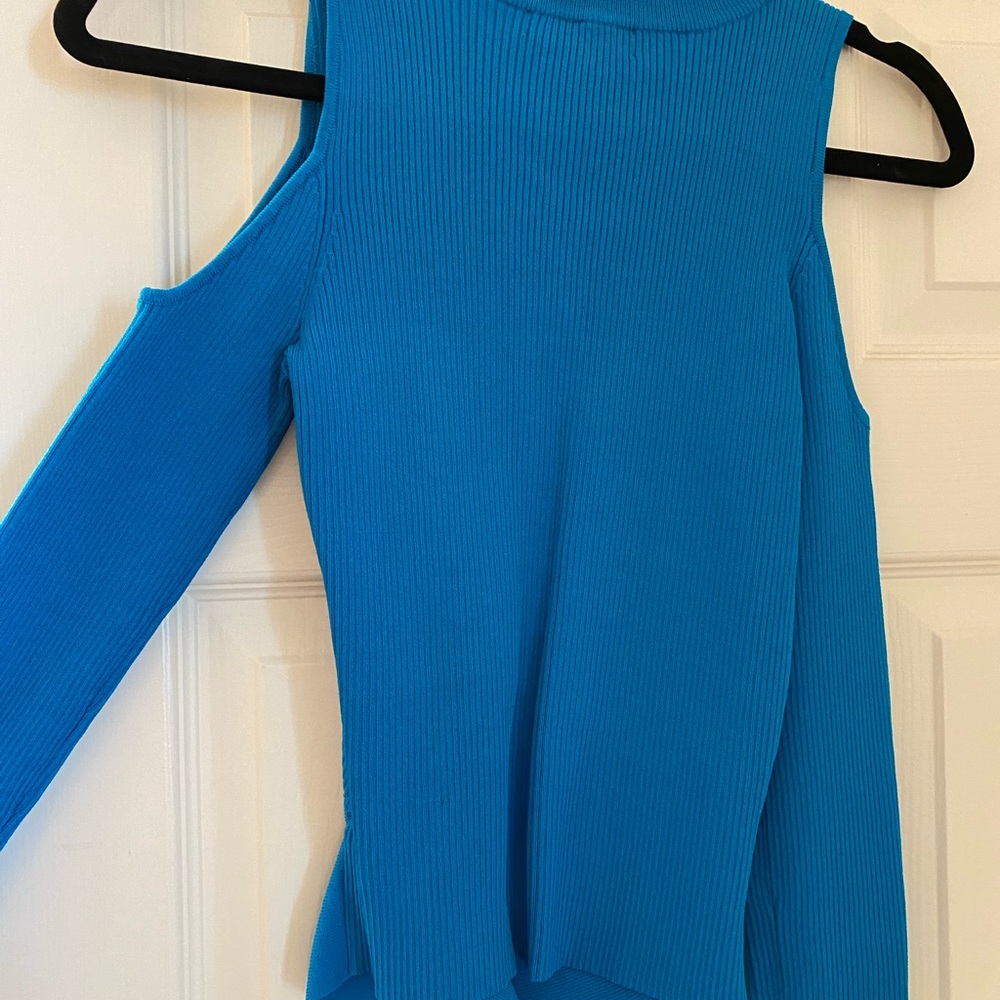 Super Cute Scripted Top. Worn Once! - image 3